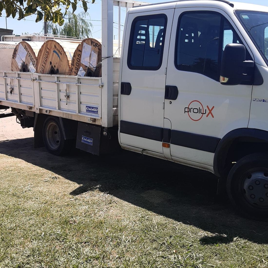 Camión Iveco de Prolux cargado con bobinas de cable de fibra óptica