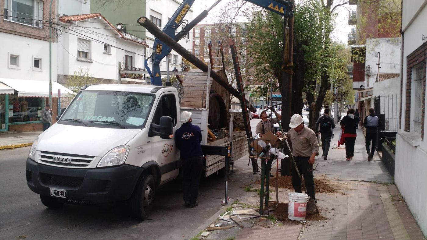 Cuadrilla trabajando con un camión Iveco con hidrogrúa en una calle de la ciudad