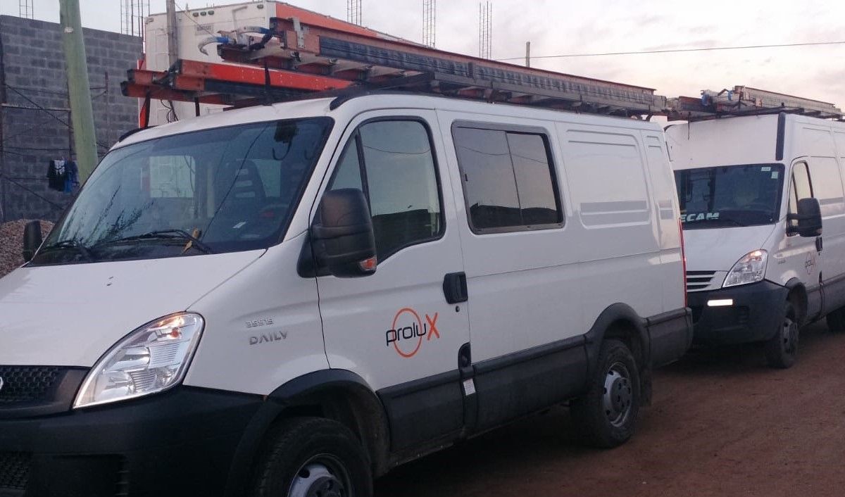 Furgón Iveco Daily con el logo de Prolux y escalera en el techo
