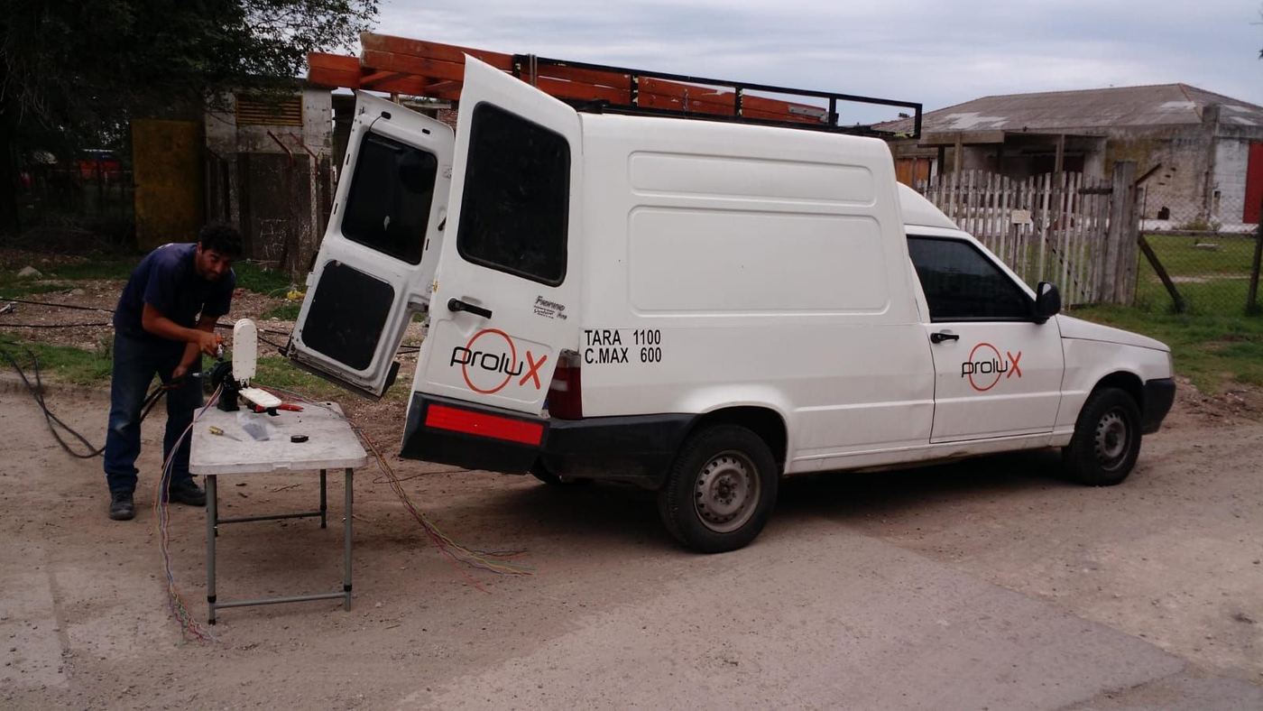 Técnico preparando una fusión de fibra junto a una Fiorino de Prolux