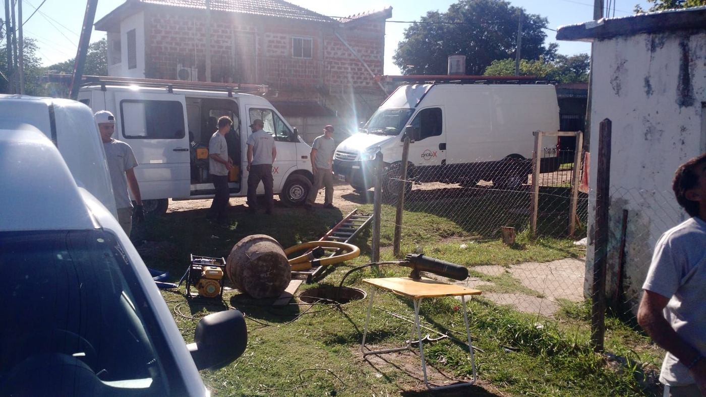 Cuadrilla de Prolux y furgones junto a una cámara de acceso durante un trabajo de fibra